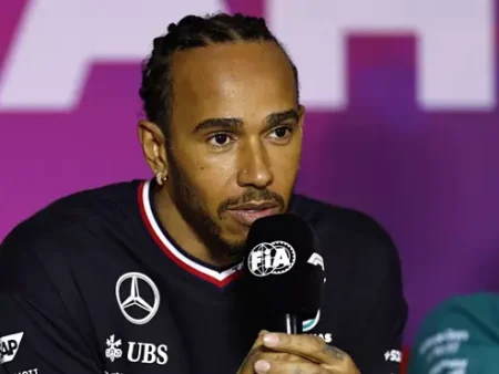 Lewis Hamilton paljasti huiman salailu­operaation – edes vanhemmat eivät tienneet shokkipäätöksestä