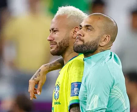 Neymar auttaa Dani Alvesia