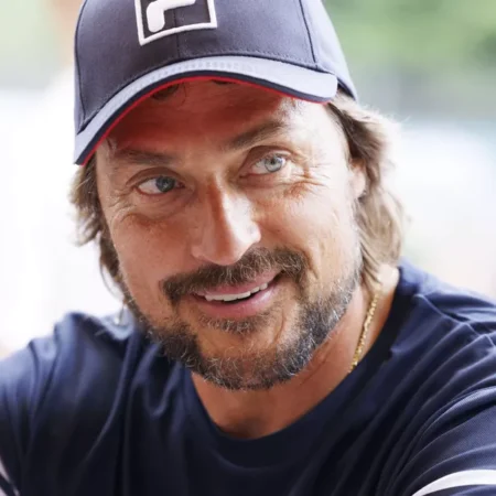 Teemu Selänne herättää huomiota autoiluvideolla – Mukana myös tytär